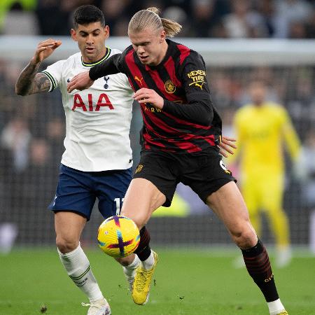 Erling Haaland, do Manchester City, disputa a bola com Cristian Romero, do Tottenham, em jogo pelo Campeonato Inglês