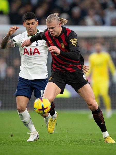 Erling Haaland, do Manchester City, disputa a bola com Cristian Romero, do Tottenham, em jogo pelo Campeonato Inglês -  Visionhaus/Getty Images