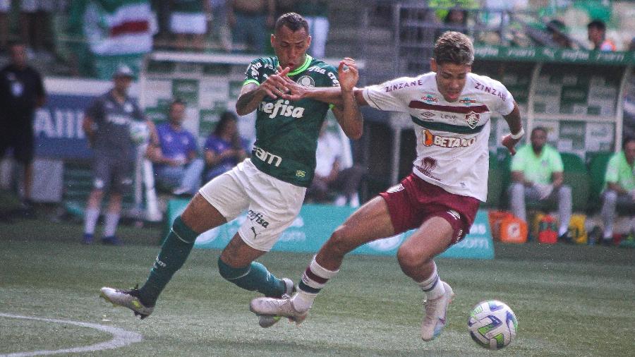 Breno Lopes briga pela bola em Palmeiras x Fluminense, duelo do Campeonato Brasileiro