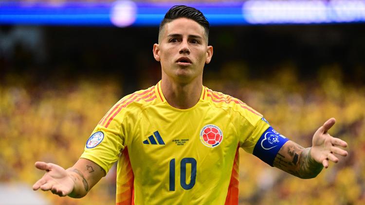 James Rodríguez em ação durante jogo da Colômbia contra o Paraguai pela Copa América