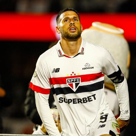 Calleri jogador do Sao Paulo, comemora seu gol durante partida contra o Bahia no estadio Morumbi