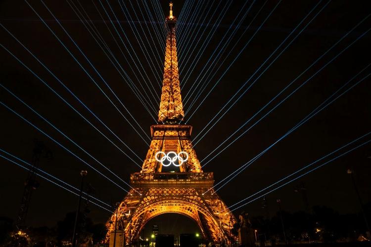 A Torre Eiffel iluminada durante a Cerimônia de Abertura das Olimpíadas de Paris em 2024 A Torre Eiffel iluminada durante a Cerimônia de Abertura das Olimpíadas de Paris em 2024