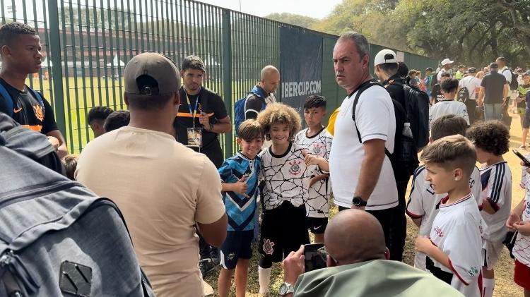 Lucas Flora (ao centro) atende pedido de criança por uma foto na IberCup