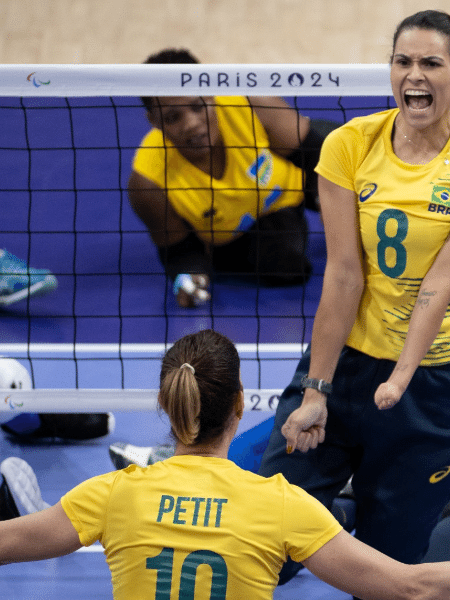 Jogadoras da seleção brasileira feminina de vôlei sentado comemoram ponto contra o time de Ruanda nas Paralimpíadas