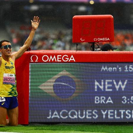 Yeltstin Jacques celebra recorde mundial conquistado nos 1.500m