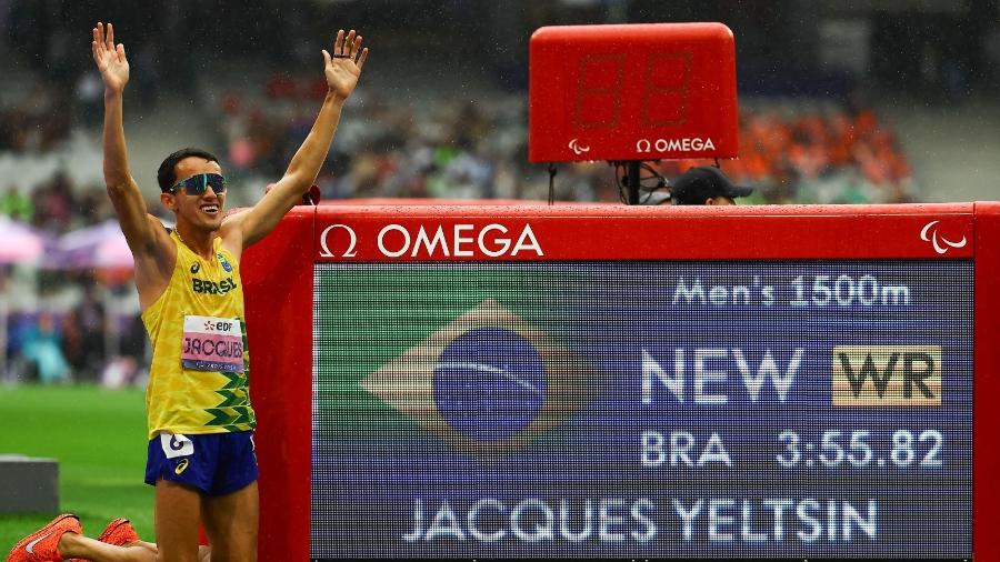 Yeltstin Jacques celebra recorde mundial conquistado nos 1.500m