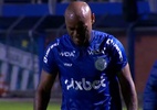 Vagner Love deixa repórter no vácuo para discutir com torcida e chora