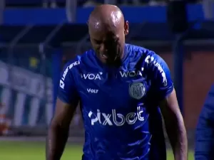 Vagner Love deixa repórter no vácuo para discutir com torcida e chora