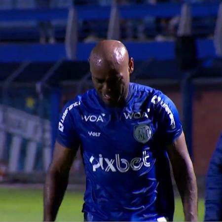 Vagner Love deixa jogo do Avaí contra o Sport chorando após discutir com torcedores - Reprodução/sportv