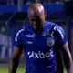 Vagner Love deixa repórter no vácuo para discutir com torcida e chora