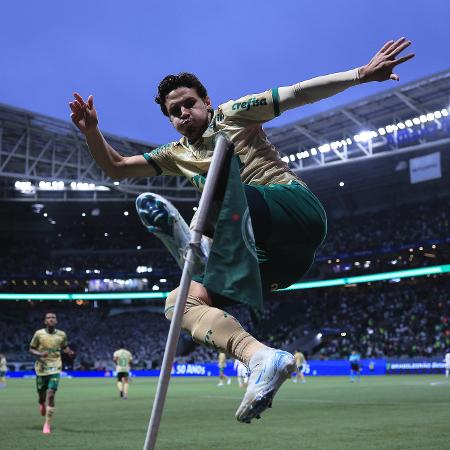 Raphael Veiga, do Palmeiras, comemora seu gol contra o Criciúma pelo Brasileirão