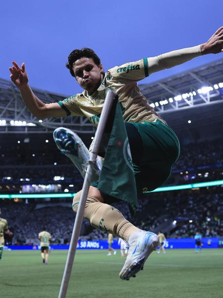 Raphael Veiga, do Palmeiras, comemora seu gol contra o Criciúma pelo Brasileirão