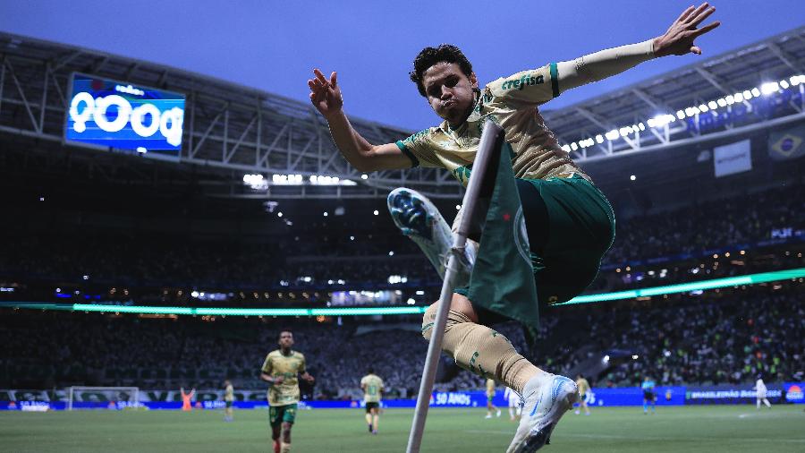 Raphael Veiga, do Palmeiras, comemora seu gol contra o Criciúma pelo Brasileirão