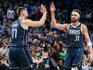 Doncic e Thompson combinam para 50 pontos na estreia de Dallas na NBA