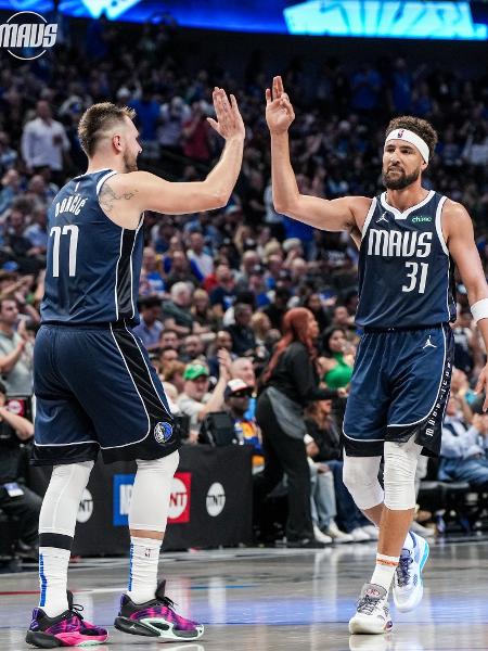 Klay Thompson e Luka Doncic se cumprimentam durante partida do Dallas Mavericks na NBA