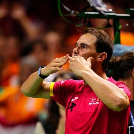Rafael Nadal acena para o pública em sua cerimônia de despedida em Málaga Rafael Nadal acena para o pública em sua cerimônia de despedida em Málaga
