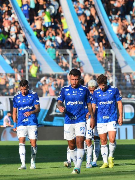 Jogadores do Cruzeiro saem cabisbaixos para o intervalo com a derrota parcial para o Racing na final da Sul-Americana