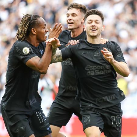 Garro é abraçado por Carrillo após marcar gol do Corinthians sobre o Vasco em duelo do Campeonato Brasileiro