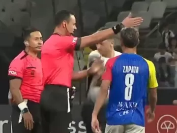 Garro leva empurrão do árbitro durante jogo do Corinthians na Libertadores