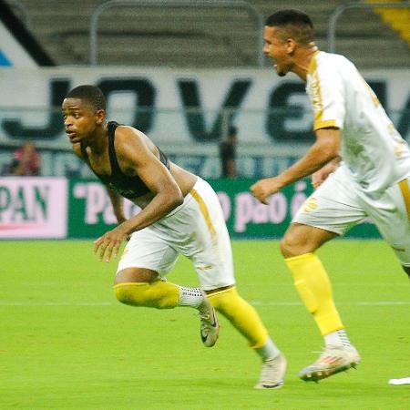 Ronald Barcellos, do São José, comemora gol contra o Grêmio, pelo Campeonato Gaúcho