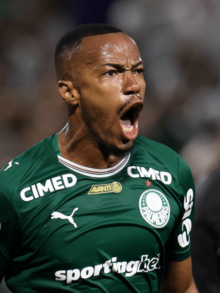 Marlon Freitas comemora gol anotado contra o Grêmio