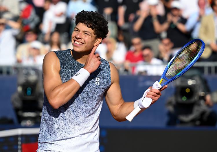 Ben Shelton comemora vitória sobre João Fonseca nas quartas de final do ATP 500 de Munique