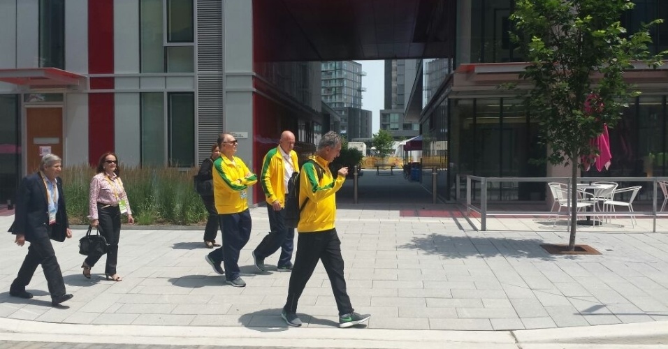 De agasalhos amarelos, os membros do COB Carlos Arthur Nuzman (presidente), Marcus Vinicius Freire (diretor executivo) e Bernard (chefe da missão brasileira) visitam a Vila Pan-Americana de Toronto
