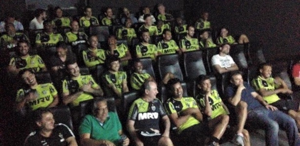 Sessão de cinema sobre o título da Libertadores antecedeu o treinamento dos atletas - Divulgação/Atlético-MG