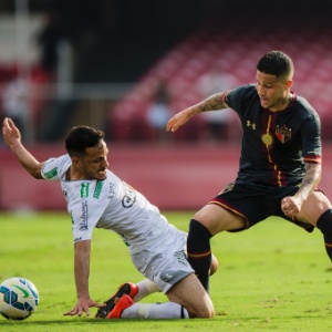 Lateral do São Paulo, Bruno tenta drible e é atingido por carrinho do adversário - Adriano Vizoni / Folhapress