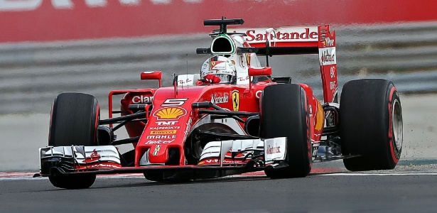 Vettel em ação pela Ferrari; alemão acredita em um bom desempenho da Williams - FERENC ISZA/AFP