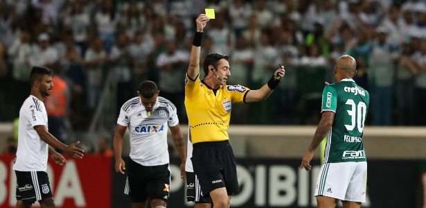 Felipe Melo recebe cartão amarelo no começo da partida contra a Ponte Preta - Marcello Zambrana/AGIF