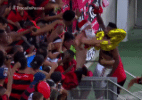 Rodinei faz gol do título do Fla, comemora com torcida e tem camisa furtada - SporTV/Reprodução