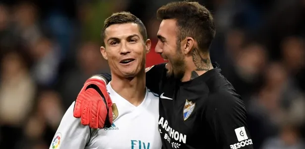 Cristiano Ronaldo conversa com o goleiro Roberto, do Málaga, após a partida - Gabriel Bouys/AFP Photo - Gabriel Bouys/AFP Photo