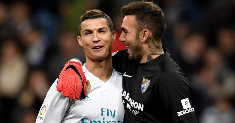 Cristiano Ronaldo conversa com o goleiro Roberto, do Málaga, após a partida