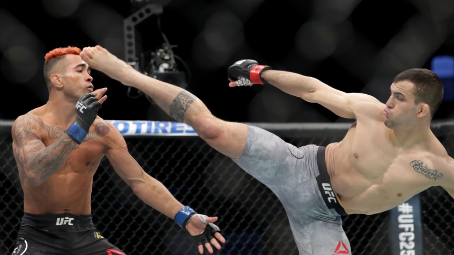 Godofredo Pepey é nocauteado por Mirsad Bektic no UFC Charlotte - Streeter Lecka/Getty Images