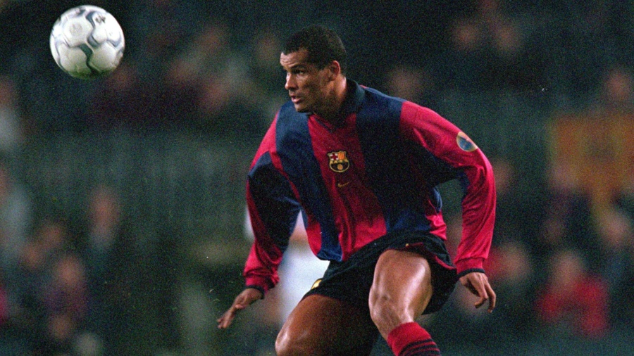 Rivaldo em ação pelo Barcelona em 2000 - Phil Cole/Getty Images 