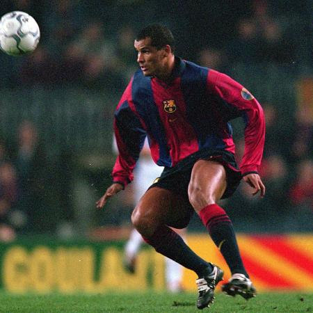 Rivaldo em ação pelo Barcelona em 2000