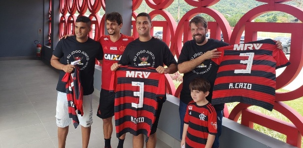 Rodrigo Caio chega ao CT do Flamengo e posa ao lado de torcedores - @Flamengo/Twitter