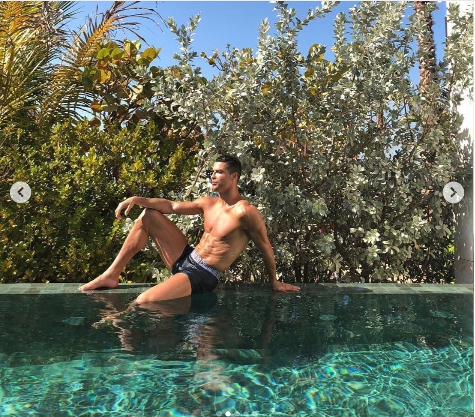 Cristiano Ronaldo posta fotos a neira da piscina