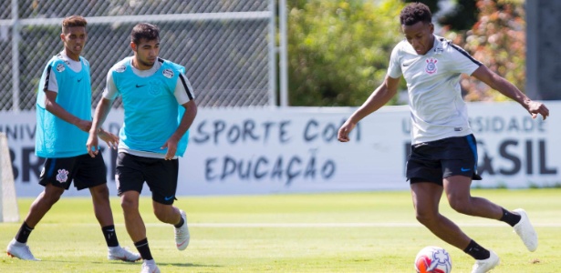 Sornoza acompanha Moisés durante treino do Corinthians no CT Joaquim Grava - PAULO LOPES/FUTURA PRESS/ESTADÃO CONTEÚDO