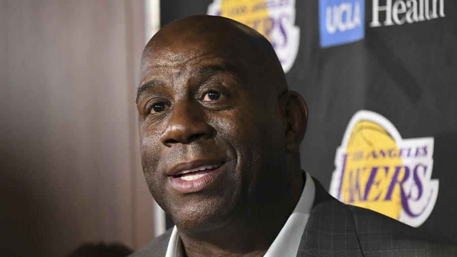 Magic Johnson pediu demissão dos Lakers em abril deste ano - 