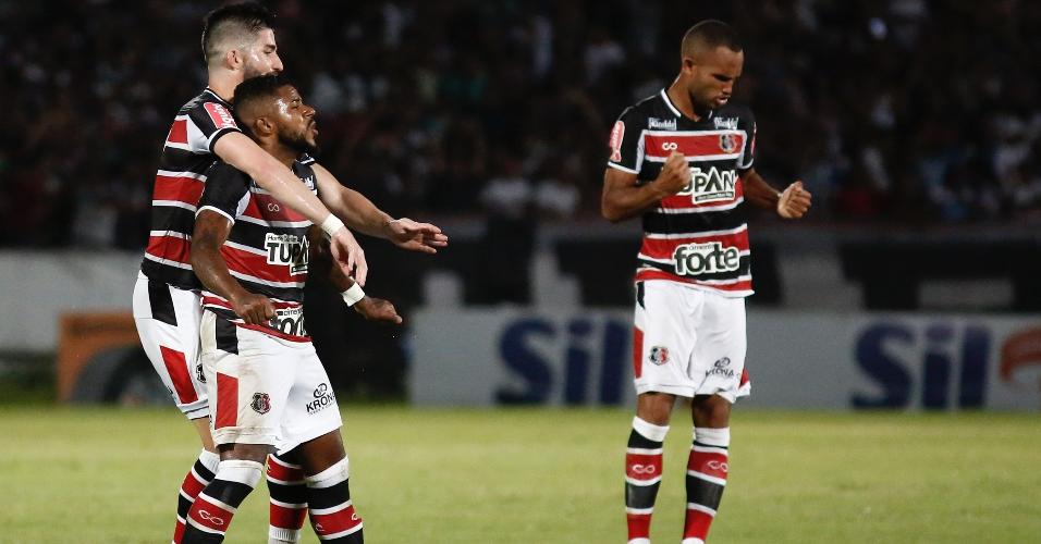 Jogadores do Santa Cruz comemoram gol contra o Fluminense