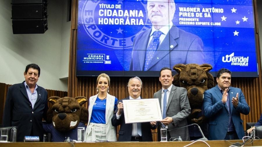 Serginho, à direita na foto, entregou uma carta onde renunciou ao cargo de diretor-geral do Cruzeiro - Bruno Haddad/Cruzeiro