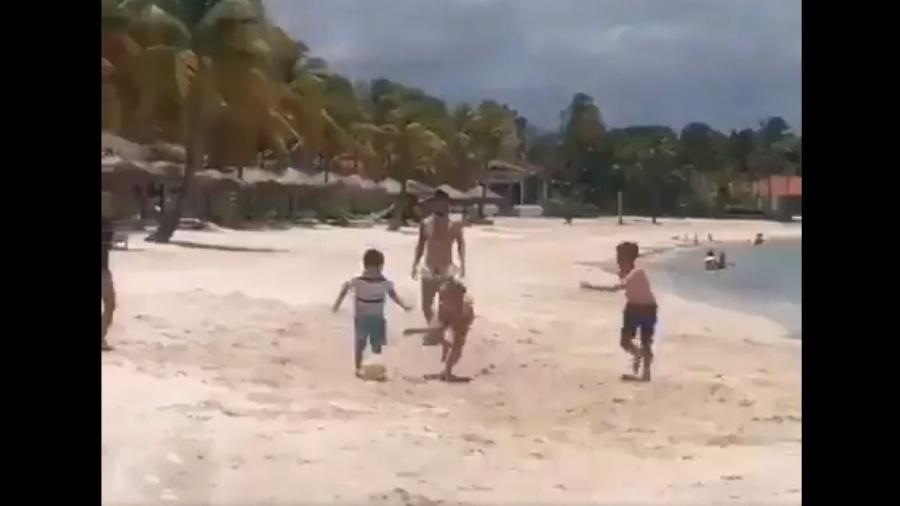 Messi joga bola com crianças na praia  - Reprodução