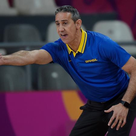 Técnico José Neto orienta a seleção brasileira de basquete feminino em seu jogo de estreia