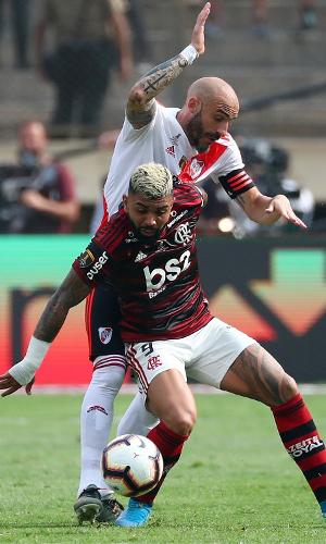 Gabigol disputa bola com Pinola, durante final da Libertadores entre Flamengo e River Plate