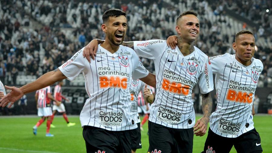 Luan comemora com Camacho e Janderson o gol marcado pelo Corinthians contra o Botafogo - ANDRÉ ANSELMO/FUTURA PRESS/ESTADÃO CONTEÚDO