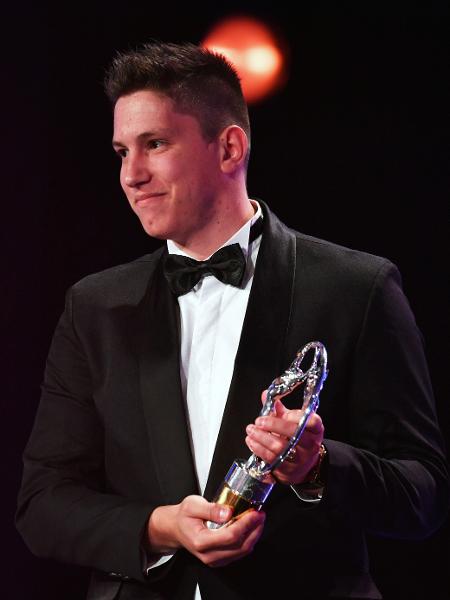 Jackson Follmann recebe, em nome da Chapecoense, o prêmio de Melhor Momento Esportivo de 2018 do Laureus World Sports Awards, o Oscar do esporte, pela reconstrução do clube após o acidente de novembro de 2016 - Alexander Koerner/Getty Images for Laureus