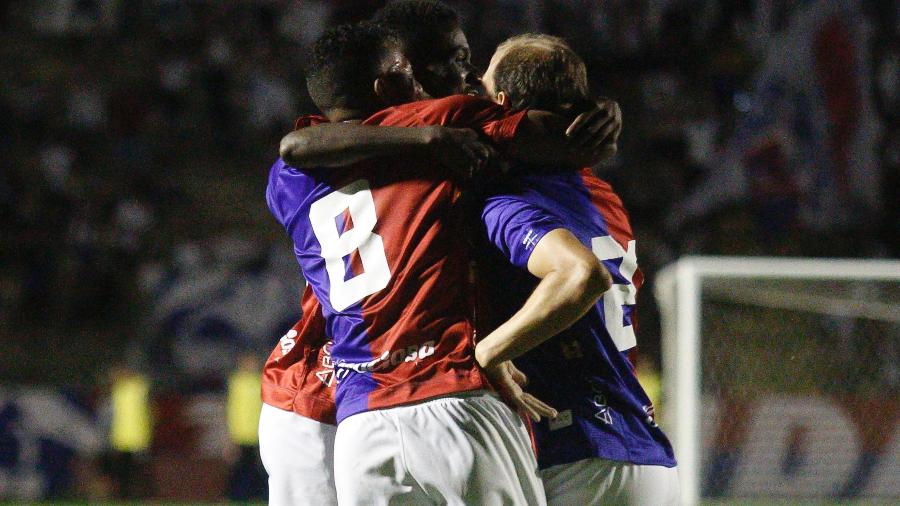 Jogadores do Paraná comemoram gol de Renan Bressan contra o Operário - Gabriel Machado/AGIF