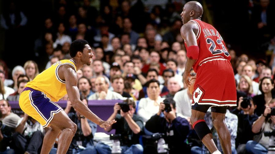Michael Jordan e Kobe Bryant duelam em jogo no dia 1º de fevereiro de 1998, em Los Angeles - Andrew D. Bernstein/NBAE via Getty Images
